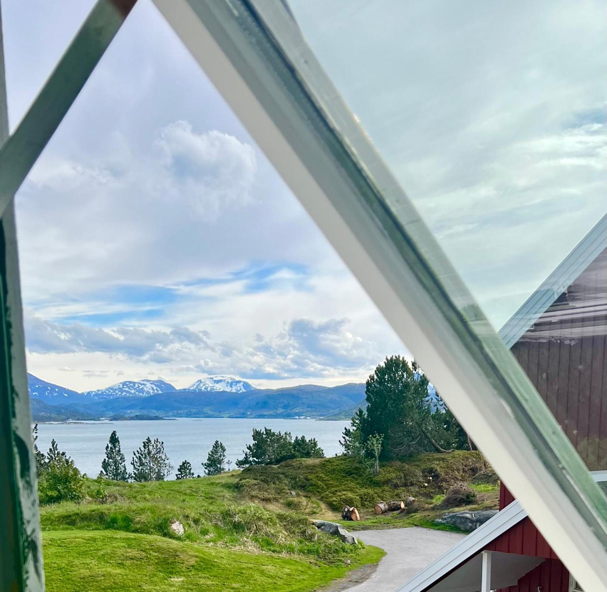 Appartamento Wake Up To A Beautiful View And Smell Of The Sea Kristiansund Esterno foto